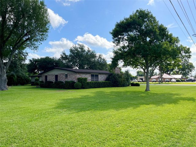 103 Greenbriar Drive, Wharton, TX 77488