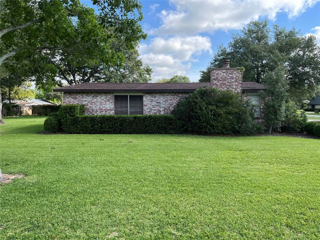 103 Greenbriar Drive, Wharton, TX 77488