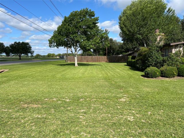 103 Greenbriar Drive, Wharton, TX 77488