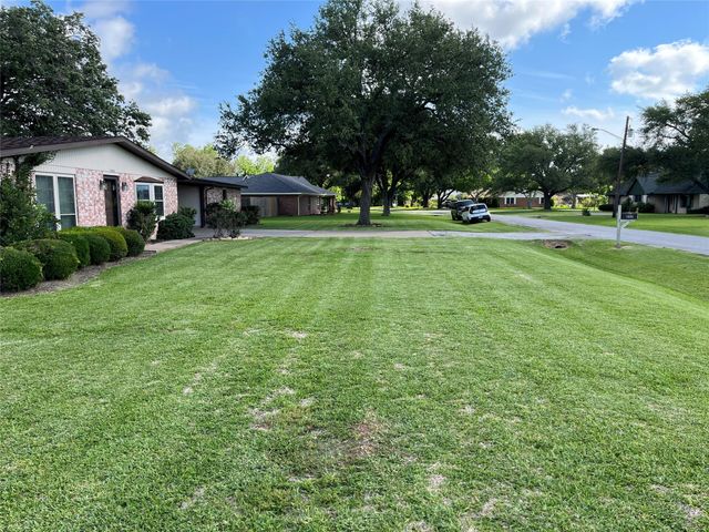 103 Greenbriar Drive, Wharton, TX 77488