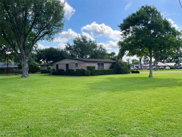 103 Greenbriar Drive, Wharton, TX 77488