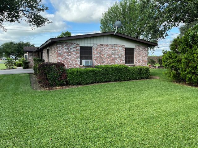 103 Greenbriar Drive, Wharton, TX 77488