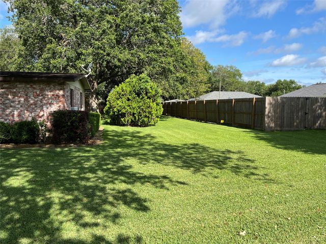 103 Greenbriar Drive, Wharton, TX 77488