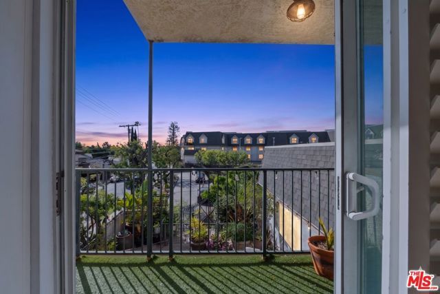 2385 Roscomare Road E17, Los Angeles, CA 90077