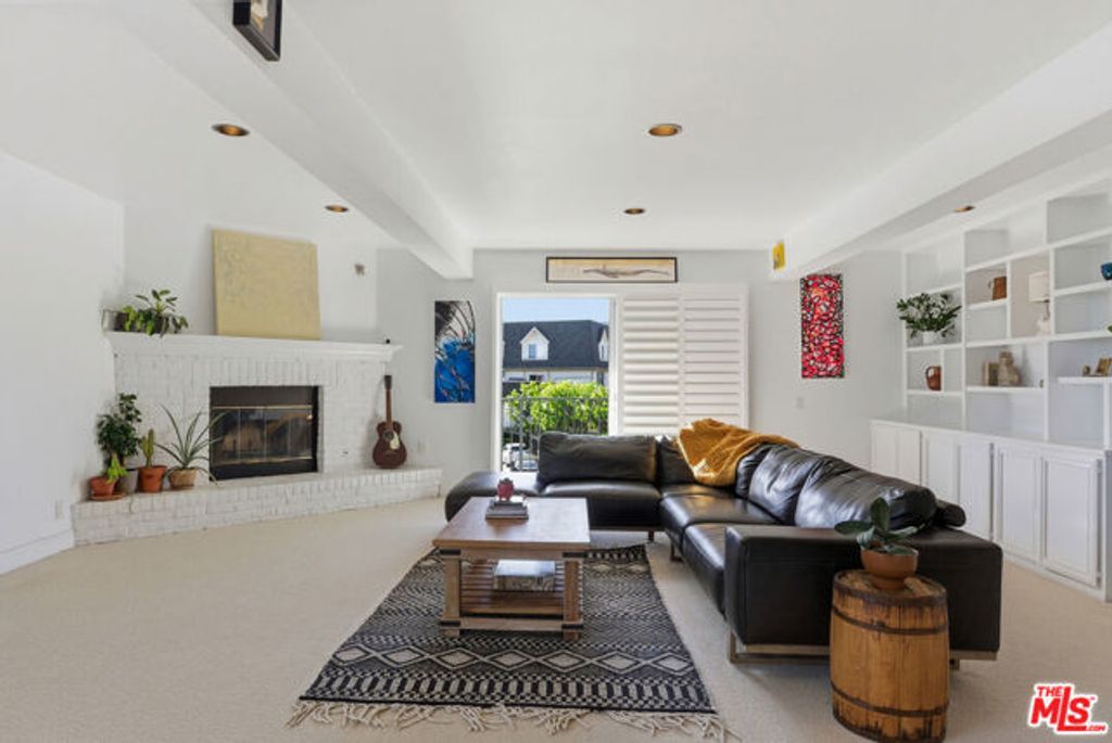 2385 Roscomare Road E17, Los Angeles, CA 90077