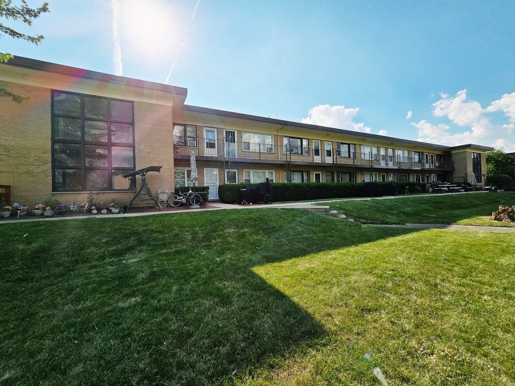 35 KING ARTHUR Court 19, Northlake, IL 60164