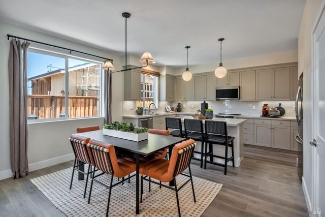 2534 Courtney Ave, Santa Rosa, CA 95403