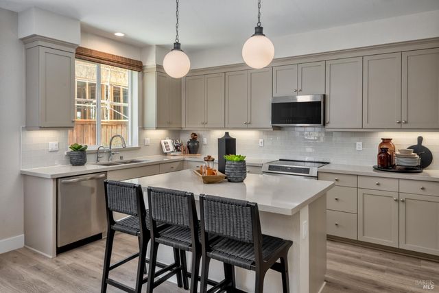 2534 Courtney Ave, Santa Rosa, CA 95403