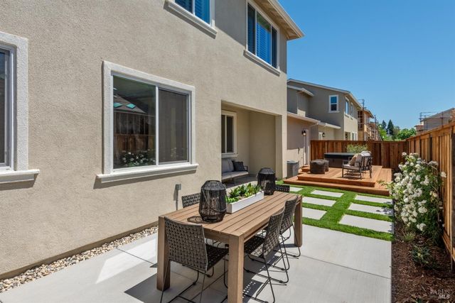 2534 Courtney Ave, Santa Rosa, CA 95403