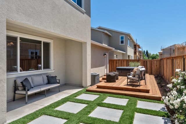 2534 Courtney Ave, Santa Rosa, CA 95403