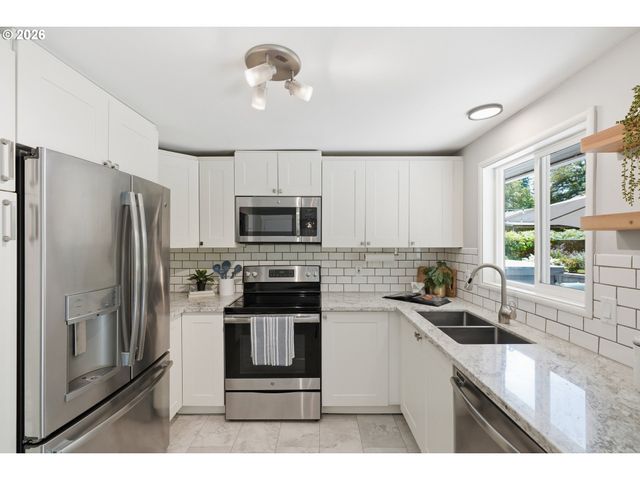 18833 Se RIVER Rd, Milwaukie, OR 97267