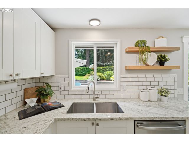 18833 Se RIVER Rd, Milwaukie, OR 97267