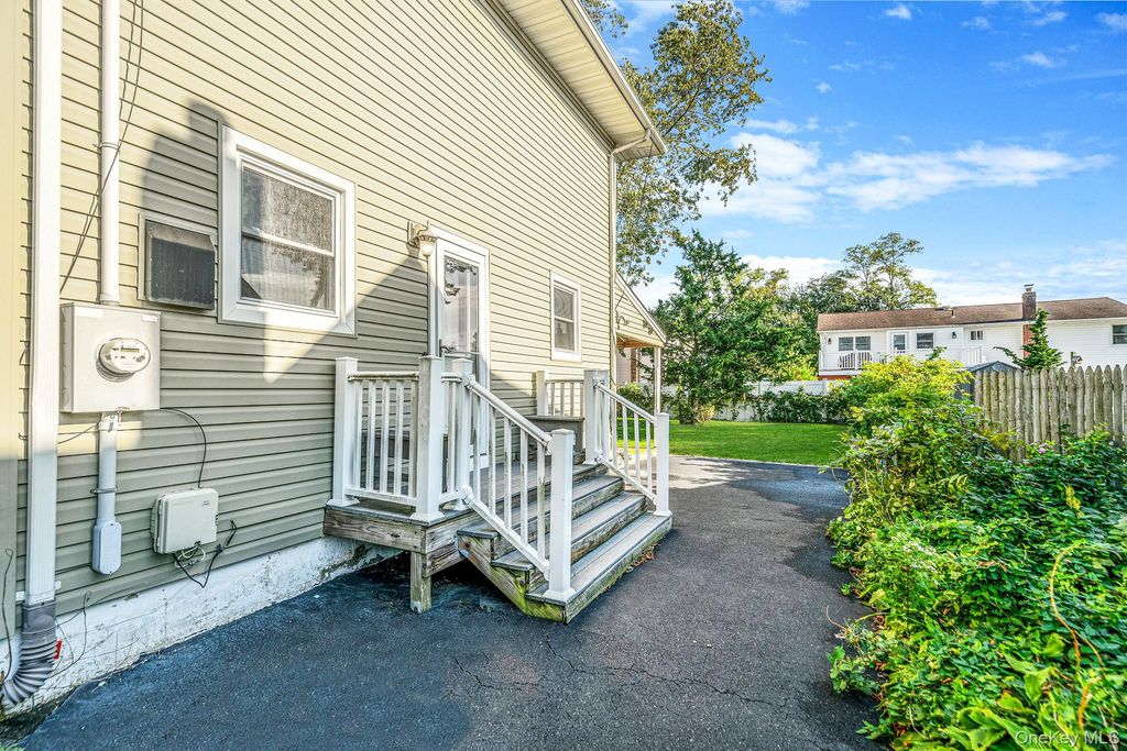 263 Waco Street, Lindenhurst, NY 11757 — photo 4