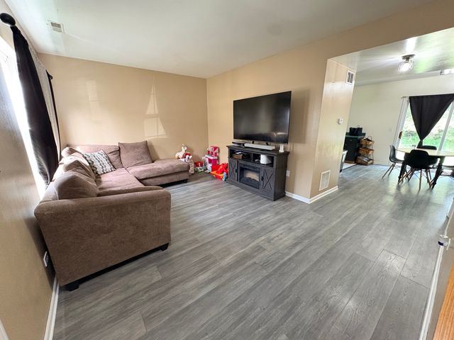 1422 W SPLIT OAK Circle, Round Lake Beach, IL 60073