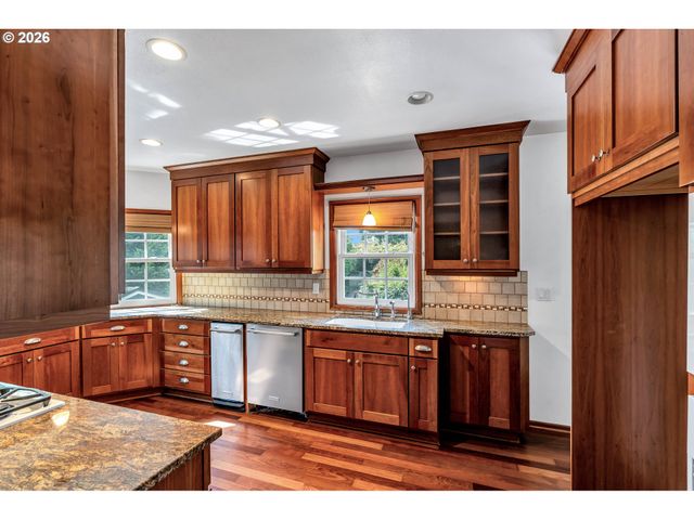 532 Se PEACOCK Ln, Portland, OR 97214