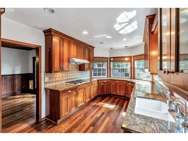 532 Se PEACOCK Ln, Portland, OR 97214