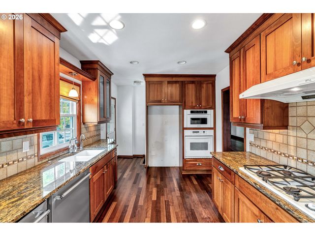 532 Se PEACOCK Ln, Portland, OR 97214
