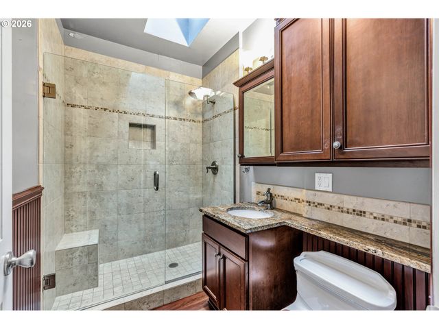 532 Se PEACOCK Ln, Portland, OR 97214