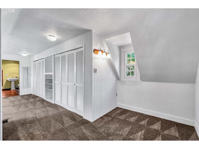 532 Se PEACOCK Ln, Portland, OR 97214