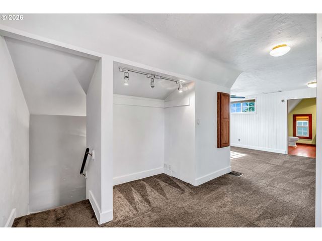 532 Se PEACOCK Ln, Portland, OR 97214