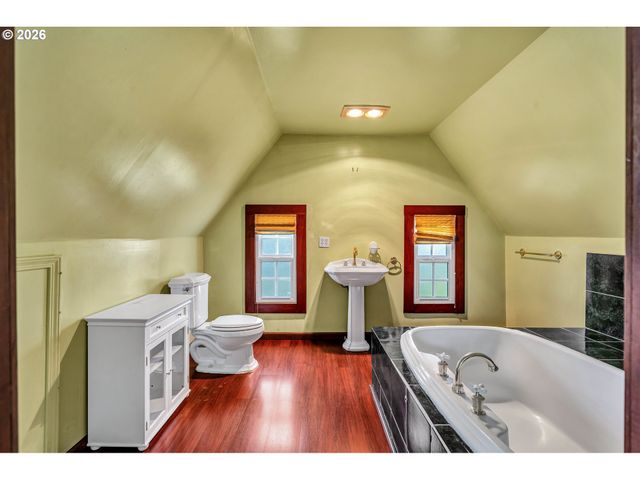 532 Se PEACOCK Ln, Portland, OR 97214
