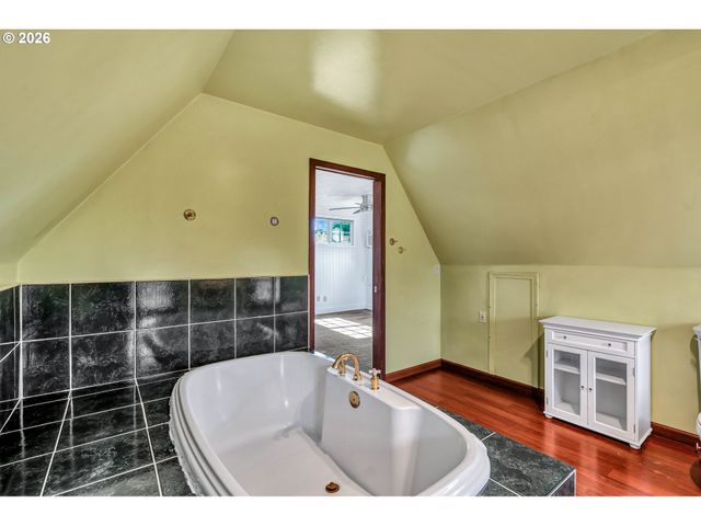 532 Se PEACOCK Ln, Portland, OR 97214