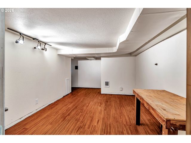 532 Se PEACOCK Ln, Portland, OR 97214