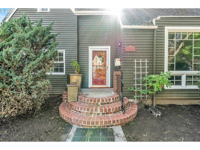 532 Se PEACOCK Ln, Portland, OR 97214