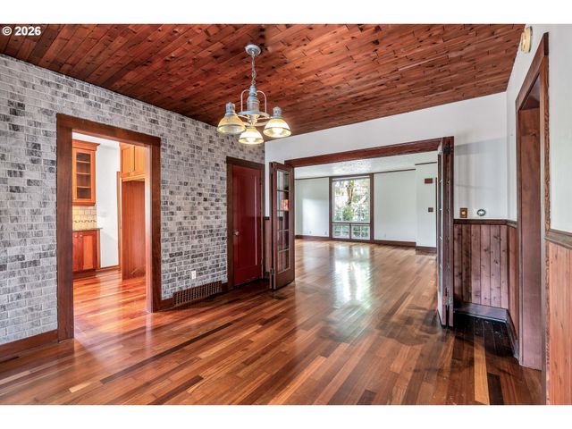532 Se PEACOCK Ln, Portland, OR 97214