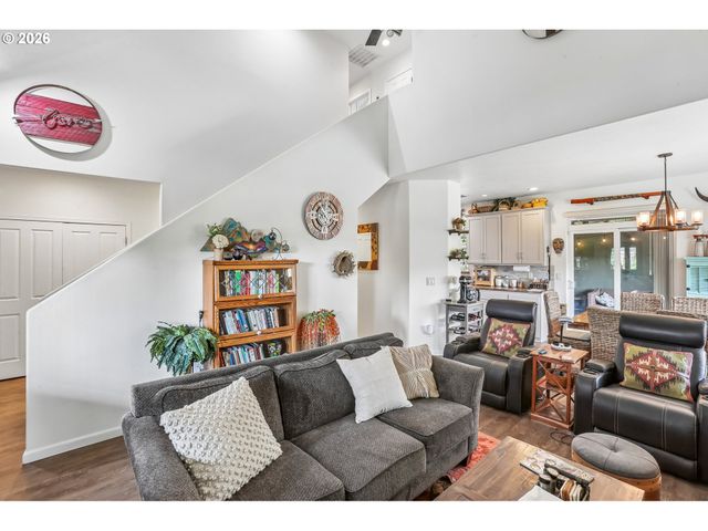 1641 Nw JEFFREY Ct, Mc Minnville, OR 97128