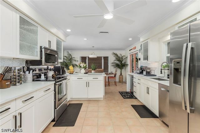 2950 Coach House LN, Naples, FL 34105