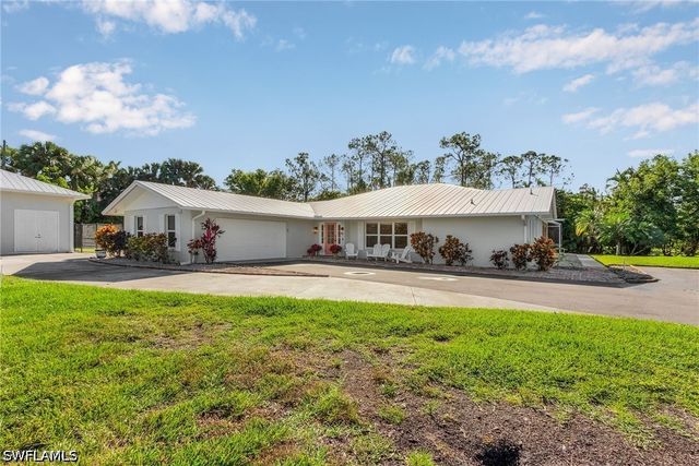 2950 Coach House LN, Naples, FL 34105