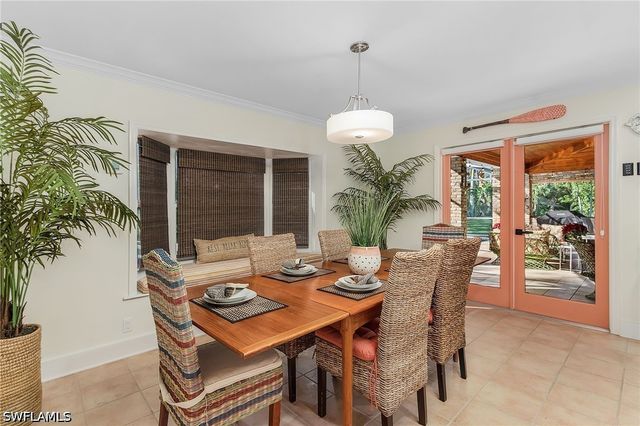 2950 Coach House LN, Naples, FL 34105