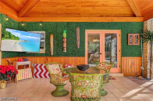 2950 Coach House LN, Naples, FL 34105