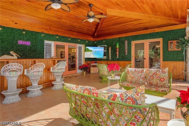 2950 Coach House LN, Naples, FL 34105
