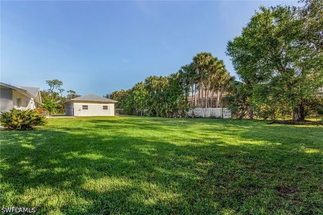 2950 Coach House LN, Naples, FL 34105