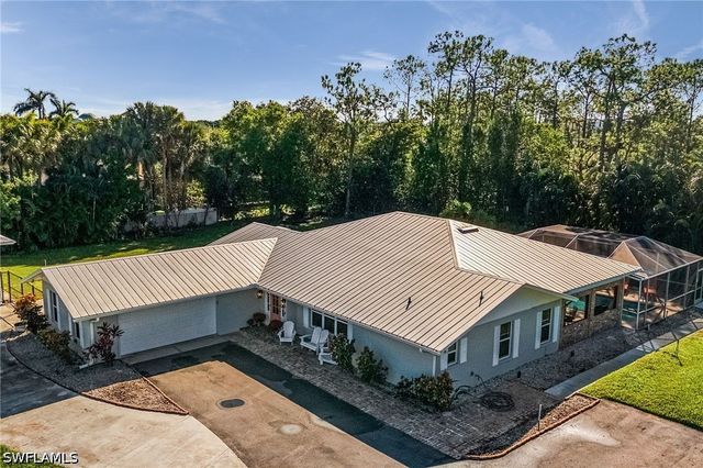 2950 Coach House LN, Naples, FL 34105