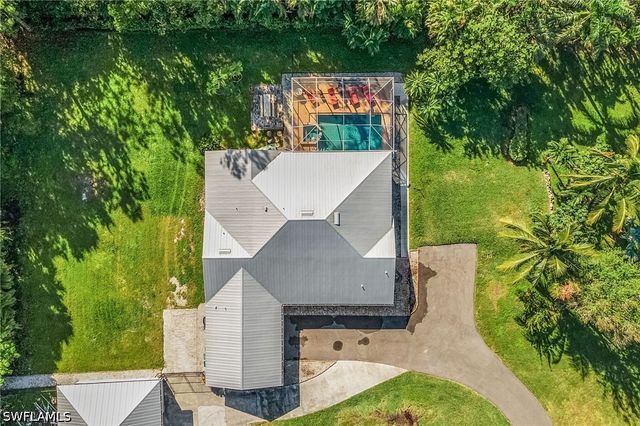 2950 Coach House LN, Naples, FL 34105