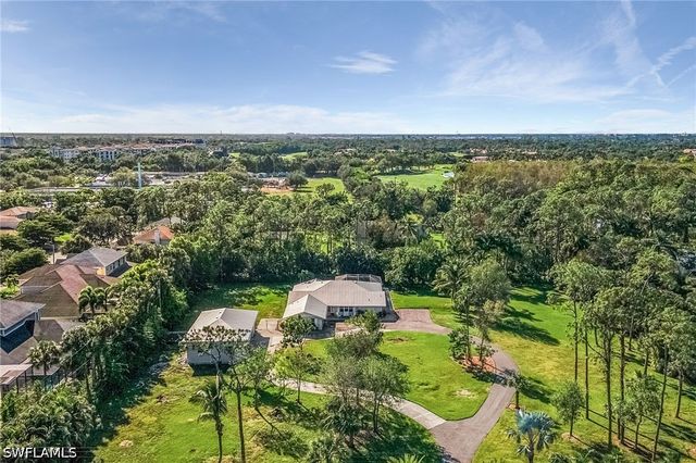 2950 Coach House LN, Naples, FL 34105