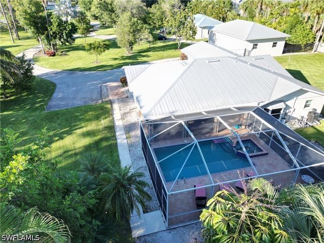 2950 Coach House LN, Naples, FL 34105