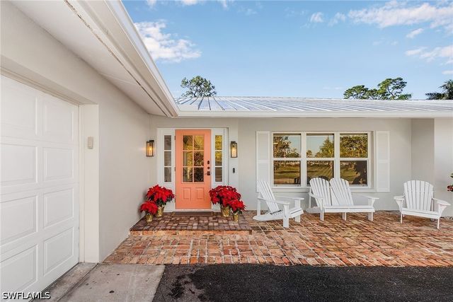 2950 Coach House LN, Naples, FL 34105