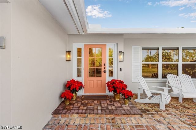 2950 Coach House LN, Naples, FL 34105