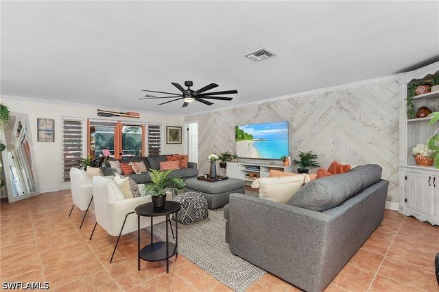 2950 Coach House LN, Naples, FL 34105