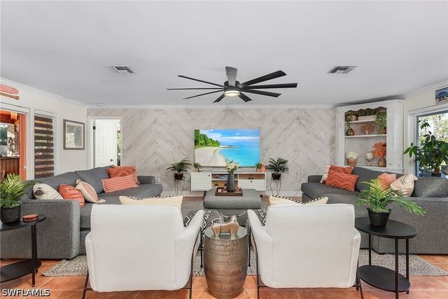 2950 Coach House LN, Naples, FL 34105