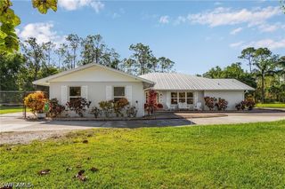 2950 Coach House LN, Naples, FL 34105