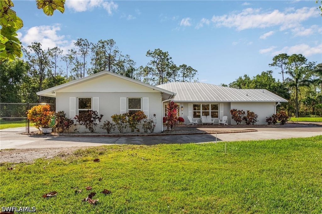 2950 Coach House LN, Naples, FL 34105