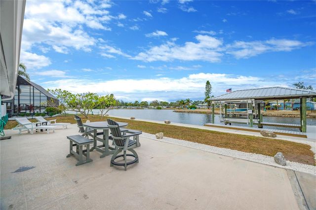 827 BLUE HERON BOULEVARD, Ruskin, FL 33570