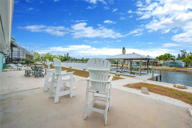 827 BLUE HERON BOULEVARD, Ruskin, FL 33570