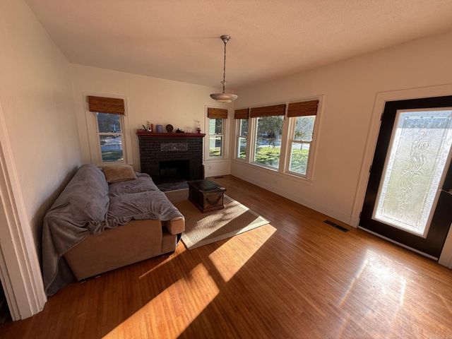 323 SE 5th Street, England, AR 72046