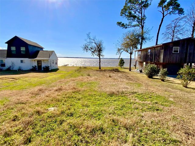 796 W Cattle Dr, Onalaska, TX 77360